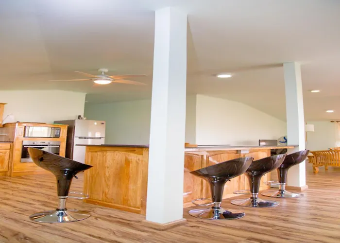 Spacious With Sea View, Au Cap, 124 M² Appartement Au Cap (Mahe)