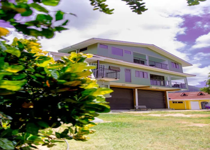 Spacious With Sea View, Au Cap, 124 M² * Au Cap (Mahe)